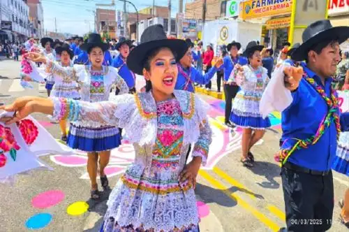 Paralelamente, este 30 de marzo continúa la Feria Gastronómica y Artesanal "Carnaval de Sabores y Colores" en la Avenida Leguía, en el Paseo de las Aguas.