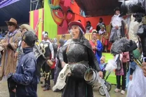 Las comparsas recorren sus calles con coloridos atuendos y personajes emblemáticos como mineros, cerreñitas, jinetes y figuras míticas como el Muqui y la Ganchana.