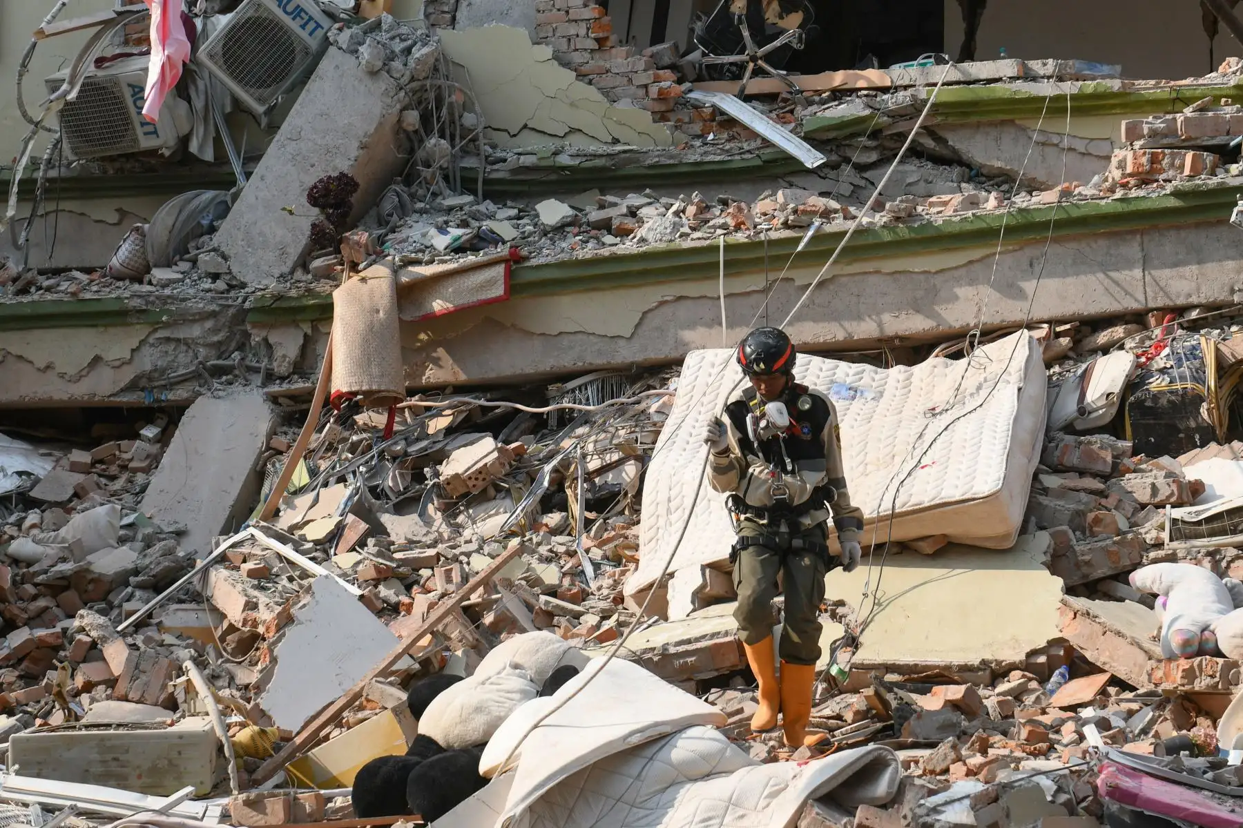 Un trabajador de rescate observa los escombros mientras los equipos intentan liberar a los residentes atrapados en el destruido desarrollo Sky Villa Condominium en Mandalay.
Foto: AFP