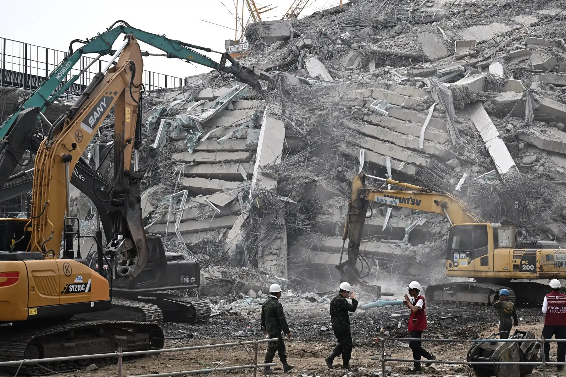 Se utiliza maquinaria para limpiar los escombros en el lugar del derrumbe de un edificio en construcción en Bangkok.
Foto: AFP