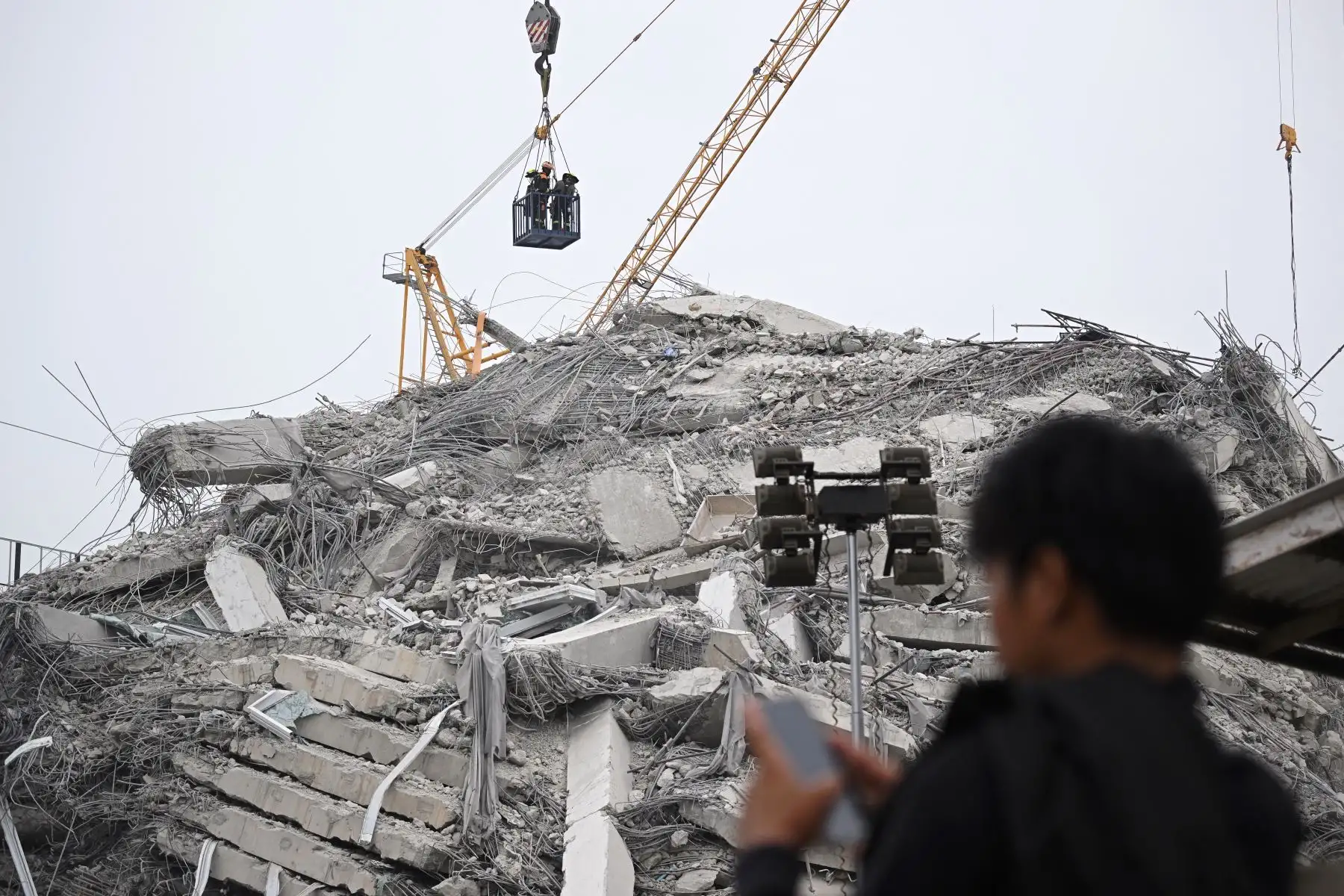 Los equipos de rescate buscan entre los escombros en el lugar del derrumbe de un edificio en construcción en Bangkok.
Foto: AFP