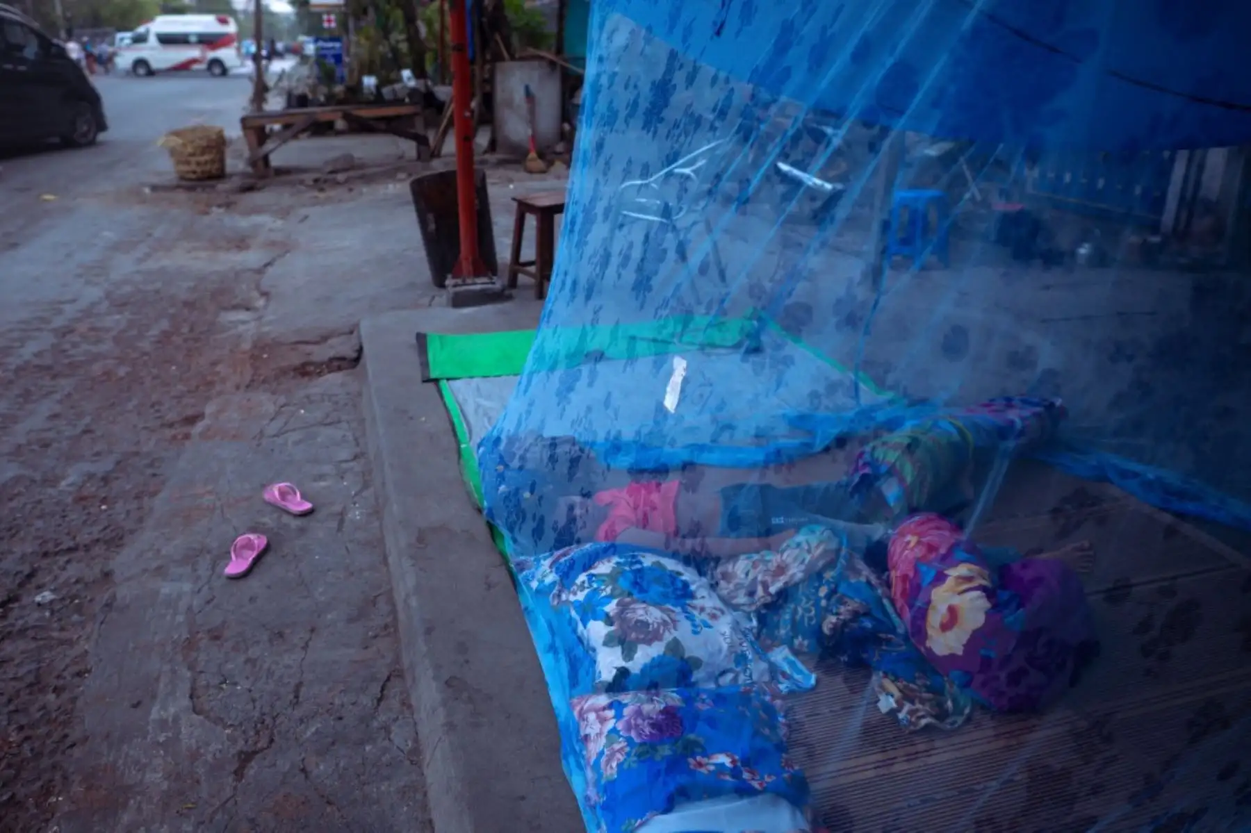 Un niño duerme en la calle en Mandalay el 31 de marzo de 2025, tres días después del mortal terremoto de Myanmar. Foto: AFP