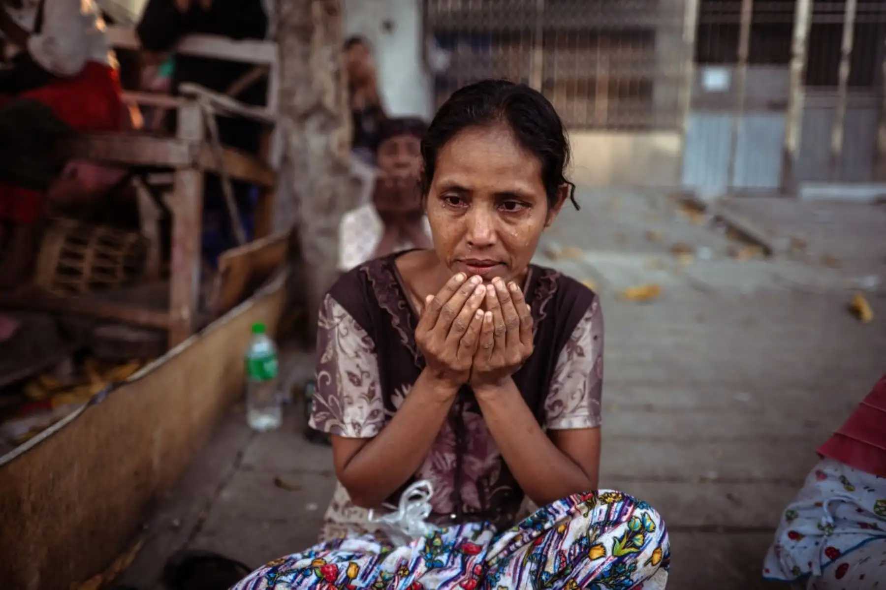 Una mujer musulmana llora mientras ofrece oraciones matutinas para iniciar el festival Eid al-Fitr, que marca el final del sagrado mes de ayuno del Ramadán en una carretera cerca de mezquitas destruidas en Mandalay el 31 de marzo de 2025, tres días después del mortal terremoto de Myanmar. Foto: AFP