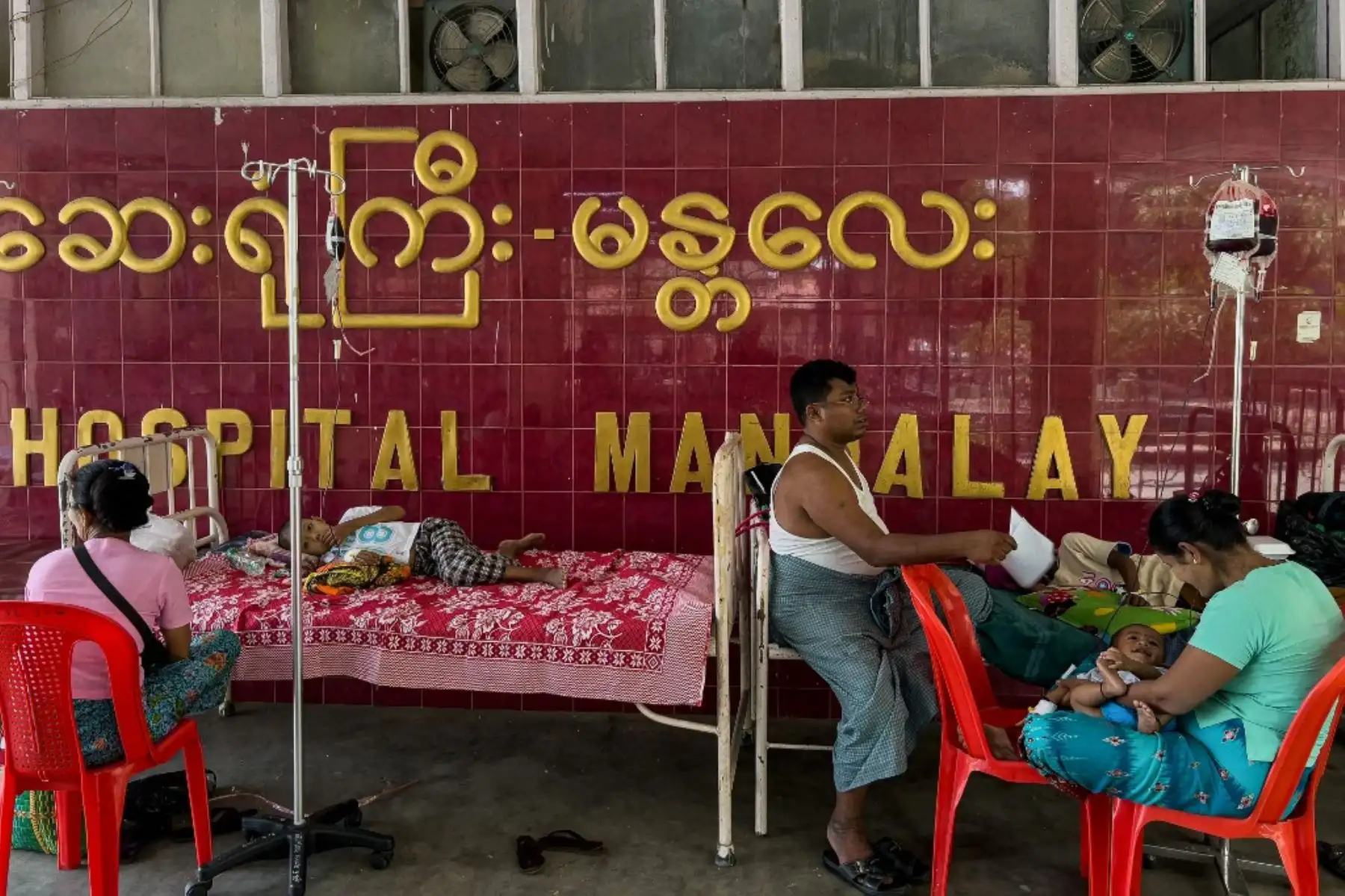 Pacientes médicos yacen en camas y sillas en el recinto del Hospital General de Mandalay el 31 de marzo de 2025, tres días después del mortal terremoto de Myanmar. Foto: AFP