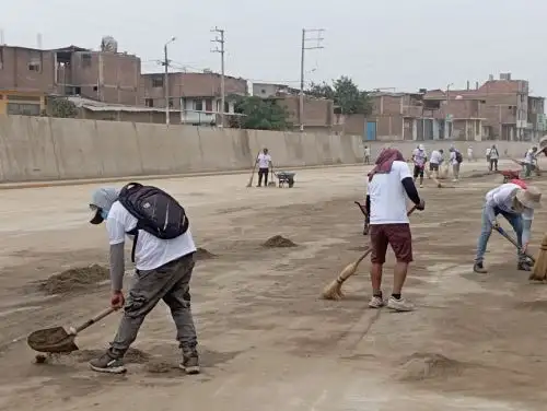 Unos 50 internos de penales de Trujillo del programa Resocialización del Inpe participaron de las labores de limpieza del canal vía por donde pasa la quebrada San Ildefonso que se activó el fin de semana causando daños de consideración. ANDINA/Difusión