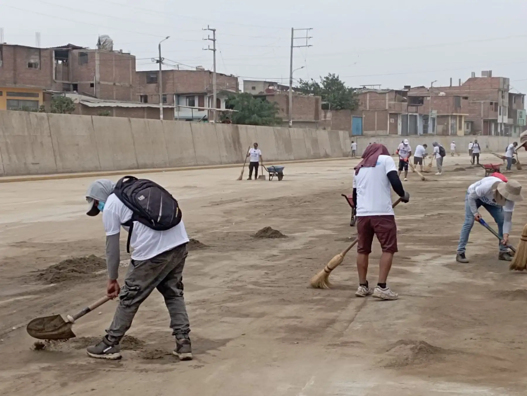 Unos 50 internos de penales de Trujillo del programa Resocialización del Inpe participaron de las labores de limpieza del canal vía por donde pasa la quebrada San Ildefonso que se activó el fin de semana causando daños de consideración. ANDINA/Difusión