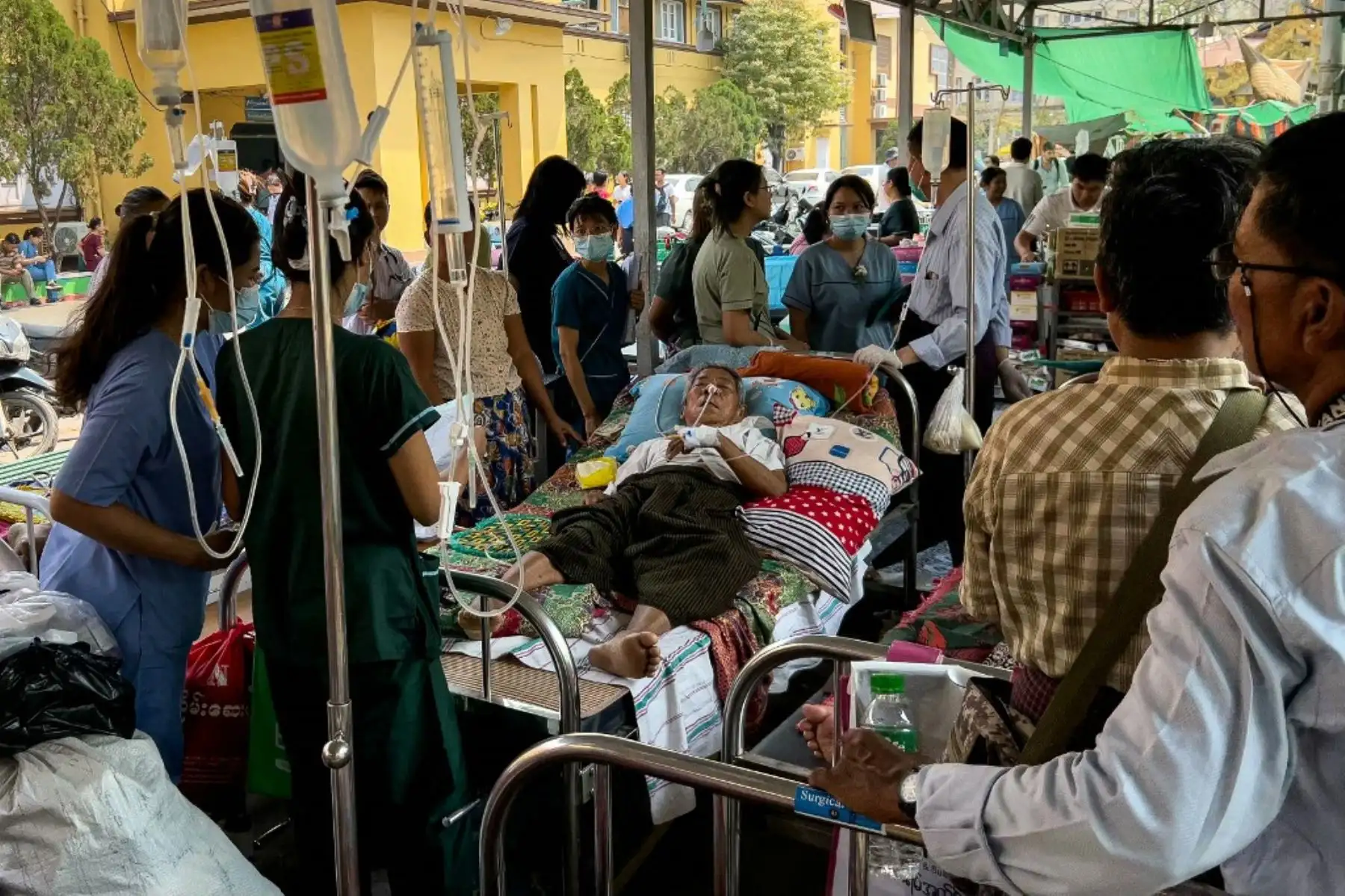 Un paciente yace en una cama rodeado de trabajadores médicos en el recinto del Hospital General de Mandalay el 31 de marzo de 2025, tres días después del mortal terremoto de Myanmar. Foto: AFP