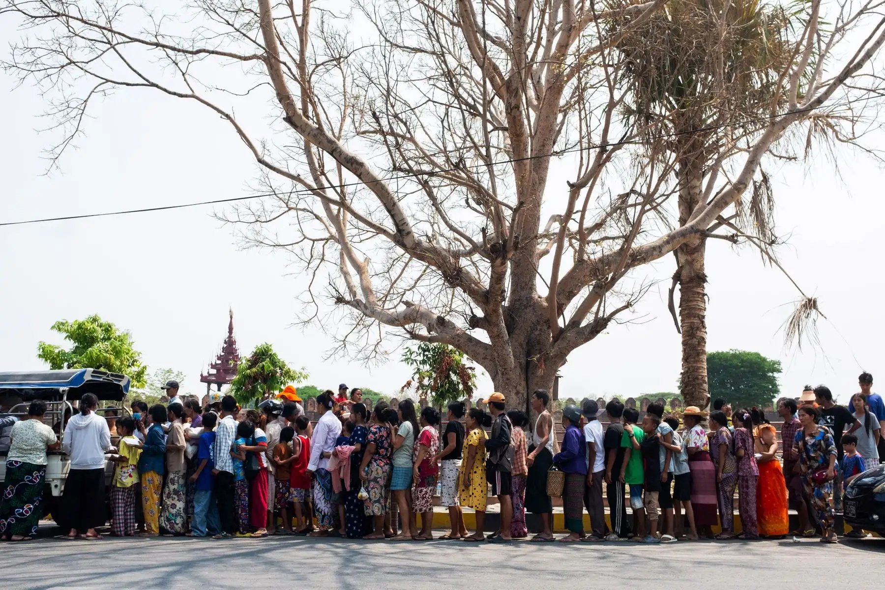 Personas hacen fila para recoger ayuda humanitaria tras el terremoto en Mandalay, Myanmar. Foto: EFE