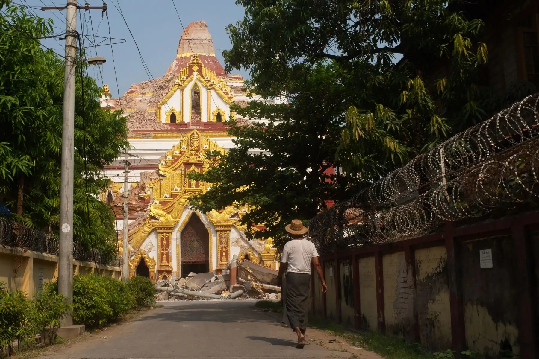 Un hombre camina hacia un templo dañado tras un terremoto en Mandalay, Myanmar. Foto: EFE