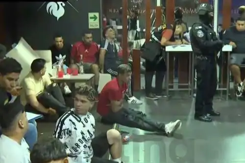 Autoridades intervinieron discoteca y hallaron armas de fuego, gran cantidad de municiones y abundante droga. Captura TV