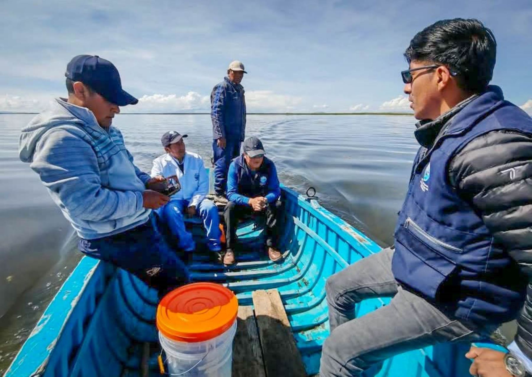Especialistas realizan estudio en el lago Titicaca, en Puno, para determinar la presencia del pez carpa, una especie invasora que amenaza la existencia de peces locales e impactar en el equilibrio ecológico del ecosistema acuático. ANDINA/Difusión