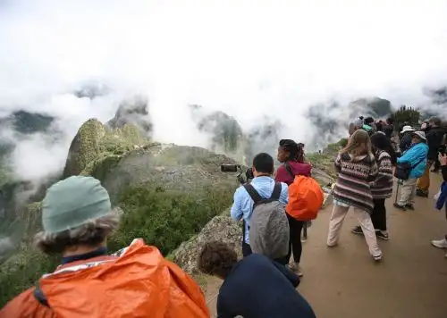 Espectacular vista de la ciudadela de Machu Picchu desde lo alto de una de las montañas que rodea al monumento arqueológico. ANDINA/Difusión