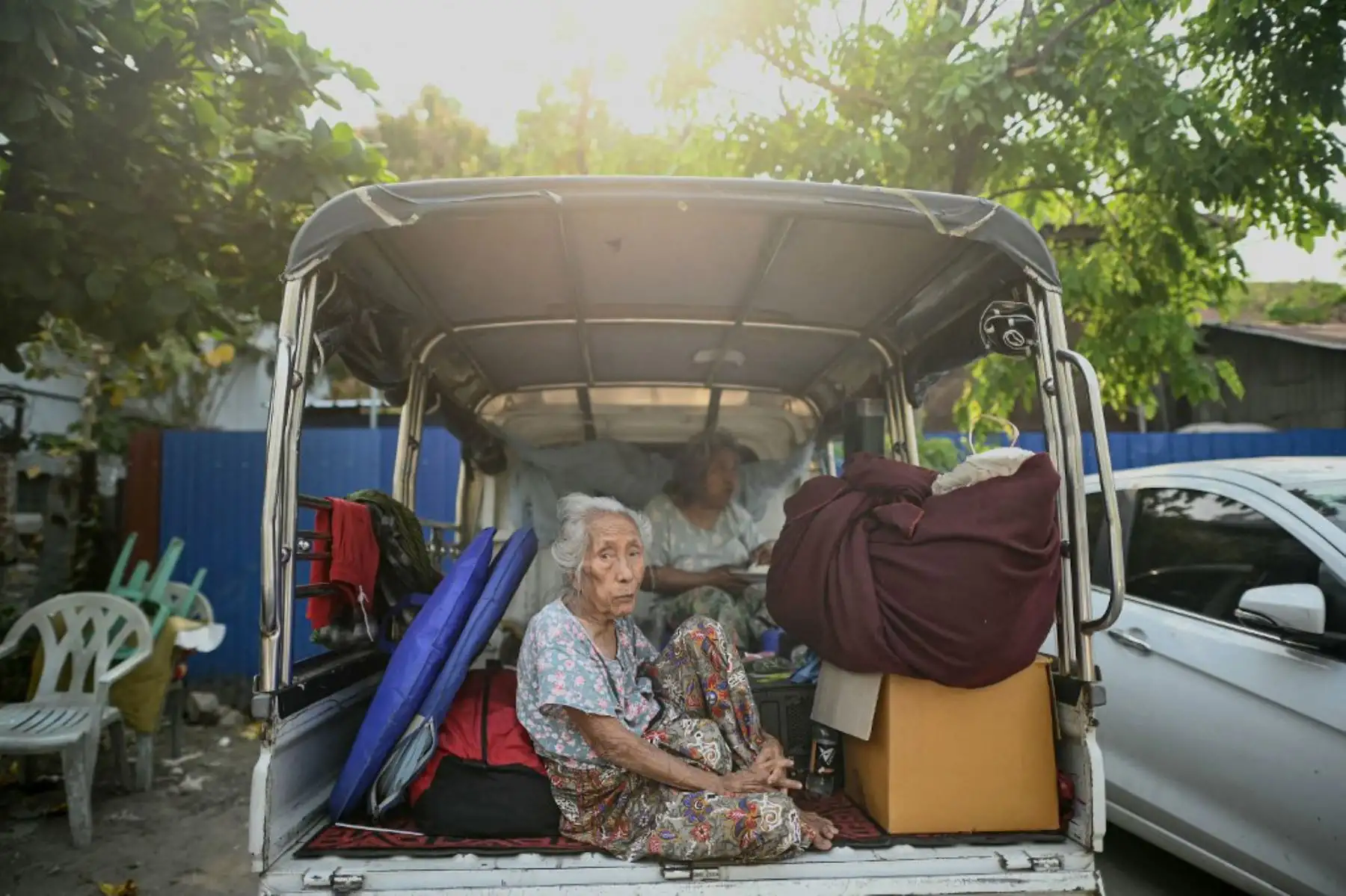 Residentes se refugian en la parte trasera de un vehículo en Mandalay. Foto: AFP
