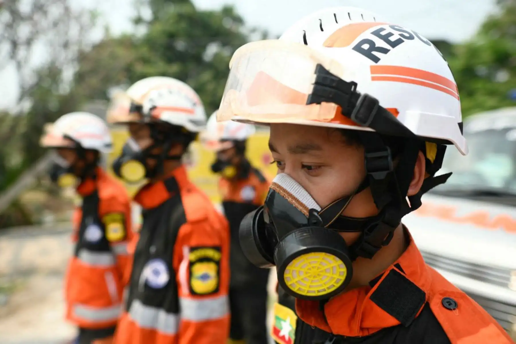 Los rescatistas guardaron un minuto de silencio cerca del edificio de apartamentos Sky Villa, uno de los más afectados por el terremoto del 28 de marzo, en Mandalay. Foto: AFP