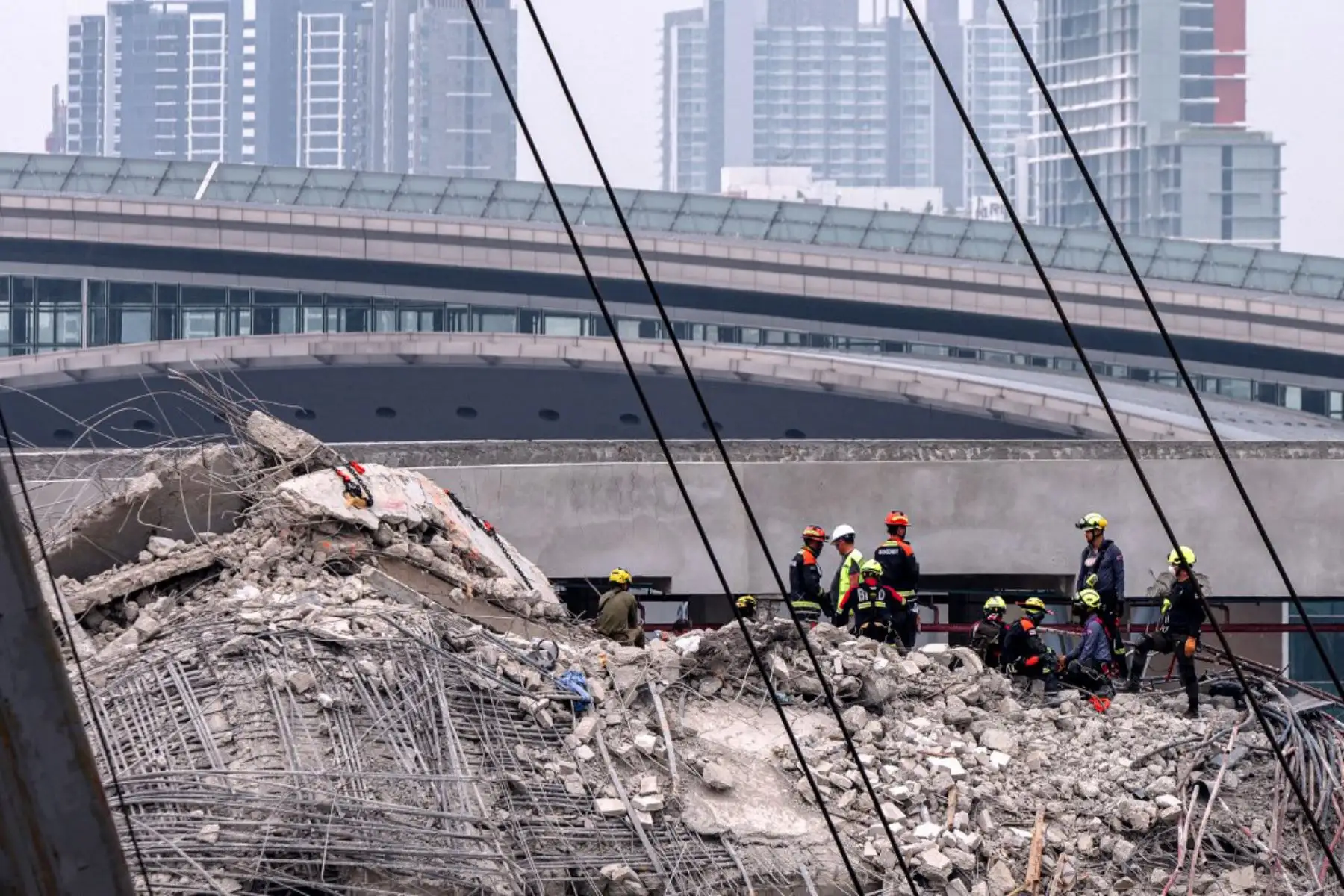 Rescatistas sobre los escombros en el lugar del derrumbe de un edificio en construcción en Bangkok. Foto: AFP