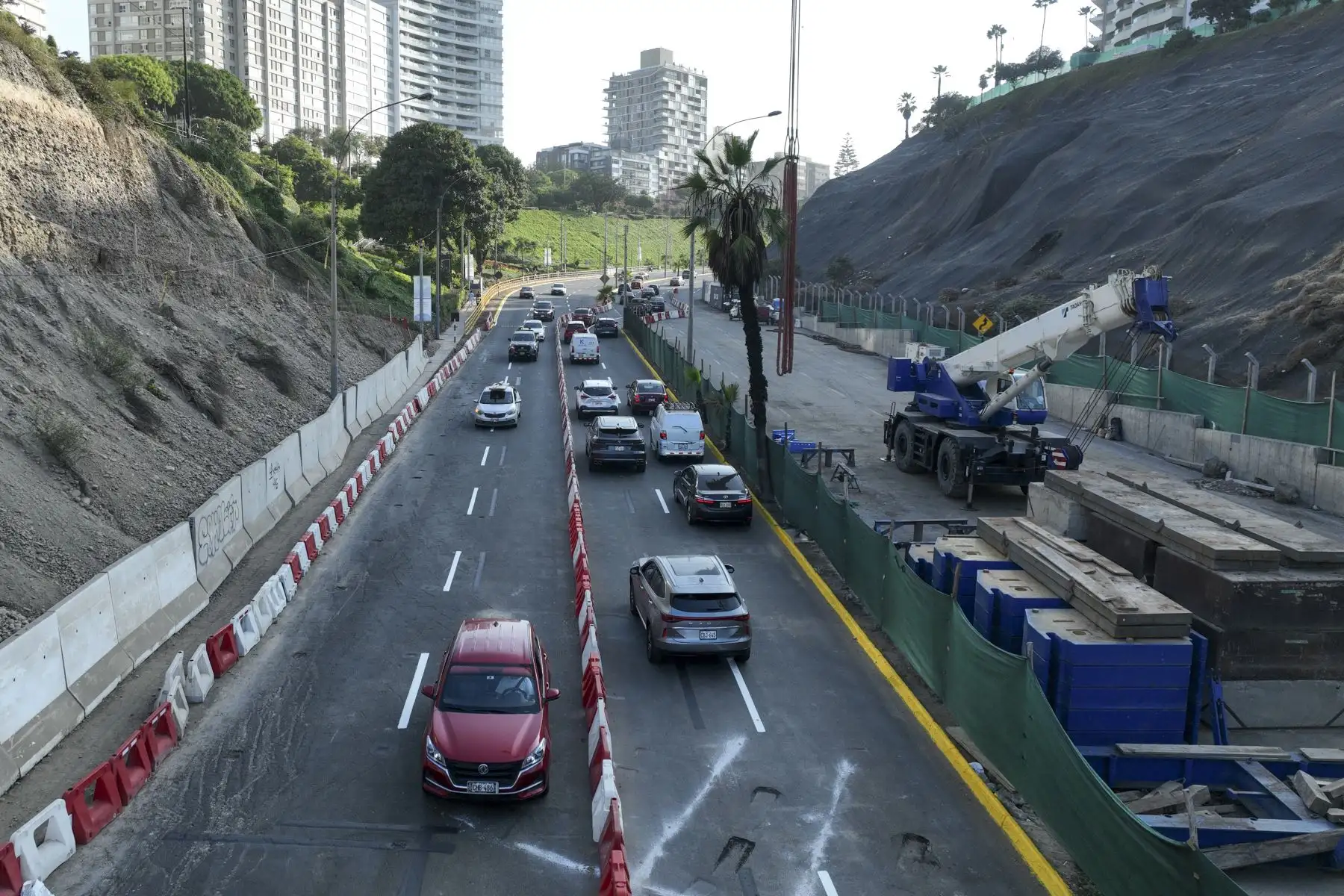 El municipio de Miraflores reabrió esta mañana el acceso a la Bajada de Armendáriz, un punto clave para ingresar a la Costa Verde, el cual había sido cerrado la semana pasada debido al reinicio de las obras del Corredor Turístico Miraflores-Barranco. Foto: ANDINA/Jhonel Rodríguez Robles