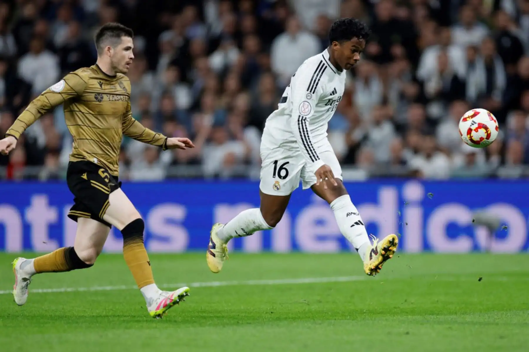 El delantero brasileño Endrick del Real Madrid marca el primer gol de su equipo durante el partido de vuelta de la semifinal de la Copa del Rey entre el Real Madrid y el Real Sociedad en el estadio Santiago Bernabéu de Madrid el 1 de abril de 2025. Foto: AFP