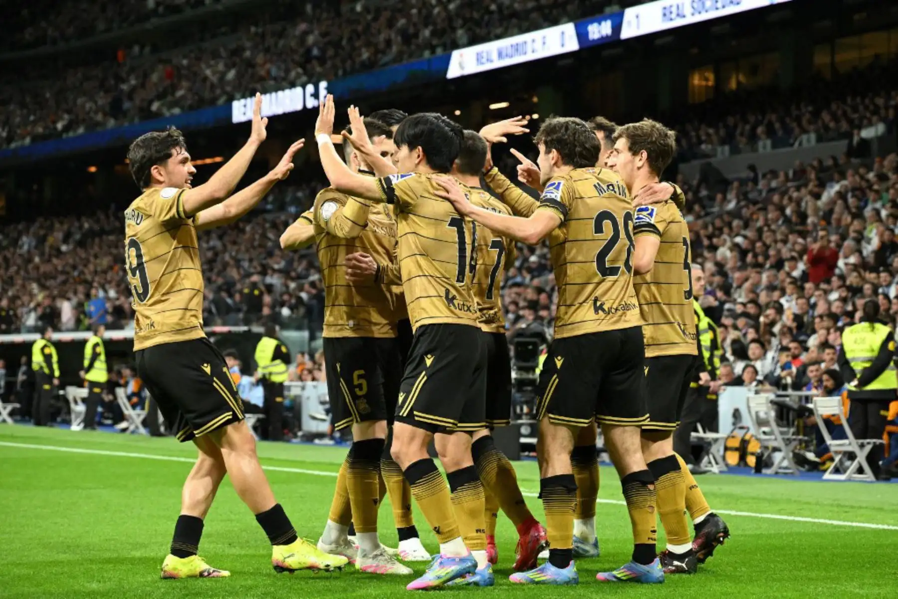 El delantero español del Real Sociedad, Ander Barrenetxea, celebra con sus compañeros el primer gol de su equipo durante el partido de vuelta de la semifinal de la Copa del Rey entre el Real Madrid y el Real Sociedad en el estadio Santiago Bernabéu de Madrid el 1 de abril de 2025. Foto: AFP