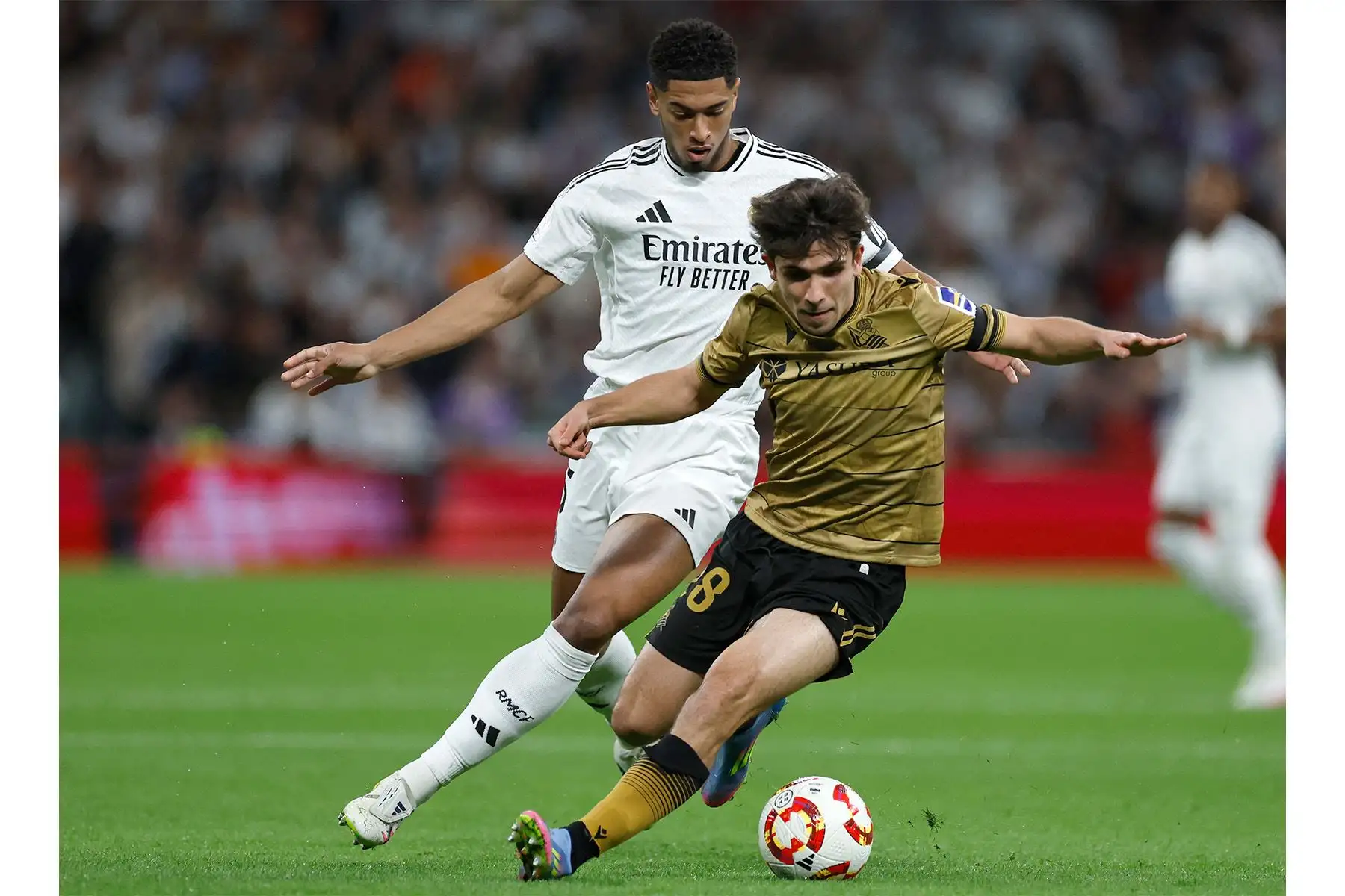 El centrocampista inglés del Real Madrid Jude Bellingham lucha por el balón con el centrocampista español del Real Sociedad Pablo Marín durante el partido de vuelta de la semifinal de la Copa del Rey entre el Real Madrid CF y el Real Sociedad en el estadio Santiago Bernabéu en Madrid el 1 de abril de 2025. Foto: AFP