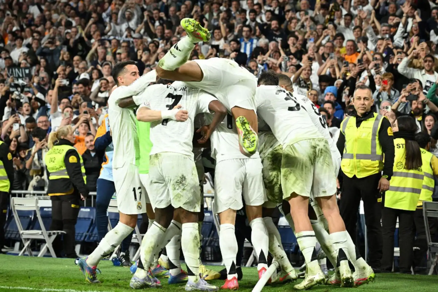 Los jugadores del Real Madrid celebran después de que el centrocampista francés Aurelien Tchouameni anotara el tercer gol de su equipo durante el partido de vuelta de la semifinal de la Copa del Rey entre el Real Madrid y el Real Sociedad en el estadio Santiago Bernabéu en Madrid el 1 de abril de 2025. Foto: AFP