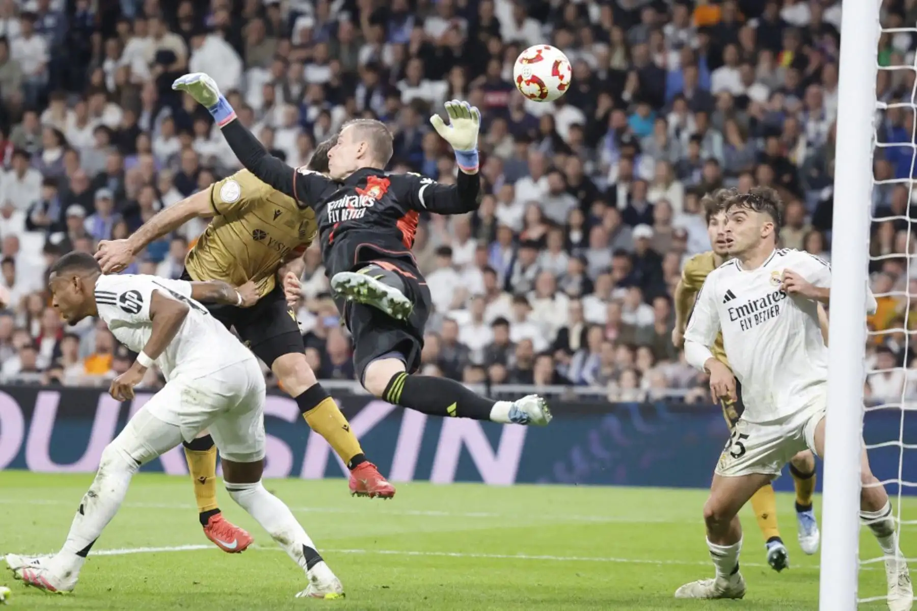 El centrocampista español del Real Sociedad, Mikel Oiarzabal, marca el tercer gol de su equipo superando al portero ucraniano del Real Madrid, Andriy Lunin, durante el partido de vuelta de la semifinal de la Copa del Rey entre el Real Madrid y el Real Sociedad en el estadio Santiago Bernabéu en Madrid el 1 de abril de 2025. Foto: AFP