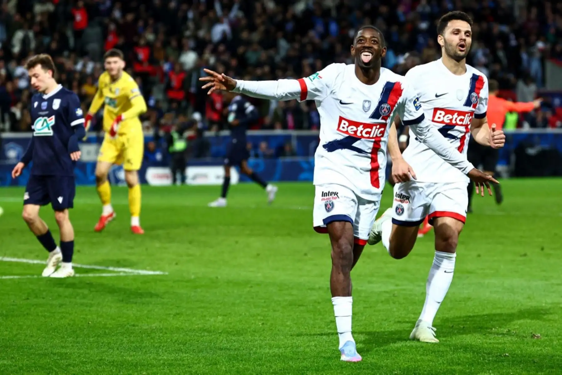 El delantero francés del Paris Saint-Germain, Ousmane Dembele, celebra después de marcar el cuarto gol de su equipo durante el partido de semifinales de la Copa de Francia entre el USL Dunkirk y el Paris Saint-Germain (PSG) en el estadio Pierre-Mauroy en Villeneuve-d