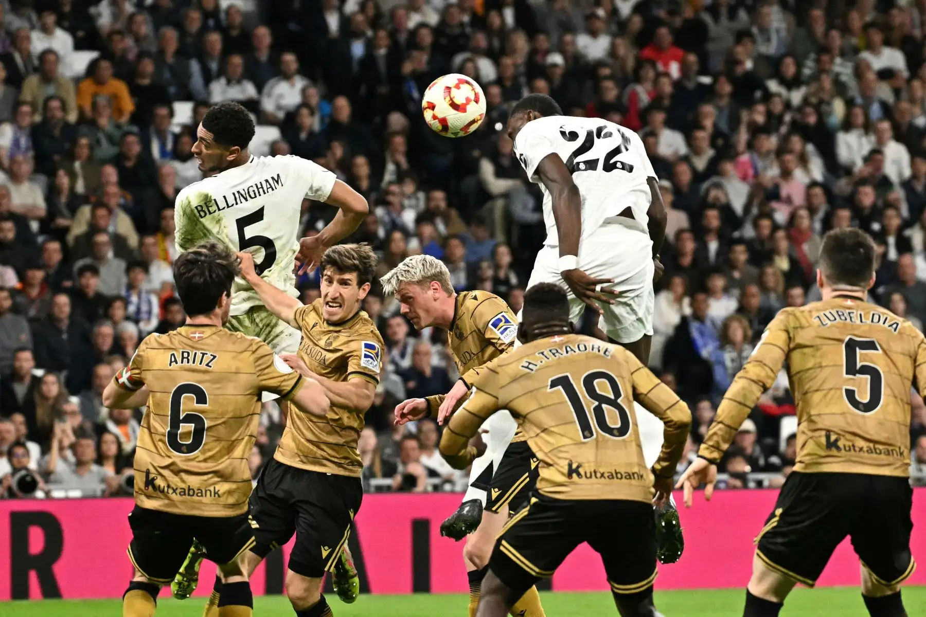 El defensa alemán del Real Madrid, Antonio Ruediger, marca el cuarto gol de su equipo durante el partido de vuelta de la semifinal de la Copa del Rey entre el Real Madrid y el Real Sociedad en el estadio Santiago Bernabéu de Madrid el 1 de abril de 2025. Foto: AFP