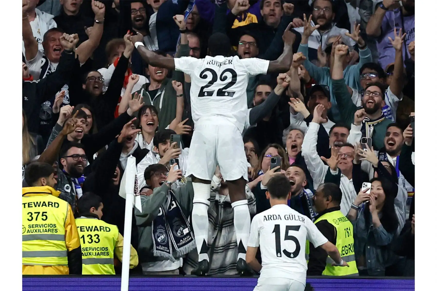 El defensa alemán del Real Madrid, Antonio Ruediger, celebra el cuarto gol de su equipo durante el partido de vuelta de la semifinal de la Copa del Rey entre el Real Madrid y el Real Sociedad en el estadio Santiago Bernabéu de Madrid el 1 de abril de 2025. Foto: AFP
