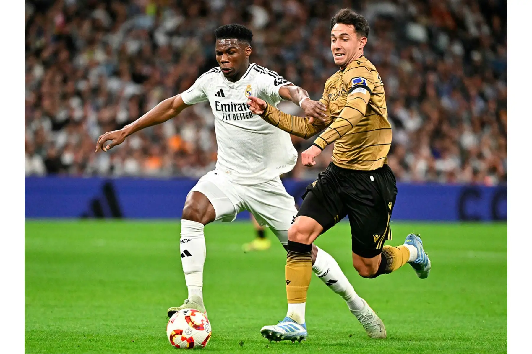 El centrocampista francés del Real Madrid, Aurelien Tchouameni, lucha por el balón con el centrocampista español del Real Sociedad, Martin Zubimendi, durante el partido de vuelta de la semifinal de la Copa del Rey entre el Real Madrid y el Real Sociedad en el estadio Santiago Bernabéu en Madrid el 1 de abril de 2025. Foto: AFP
