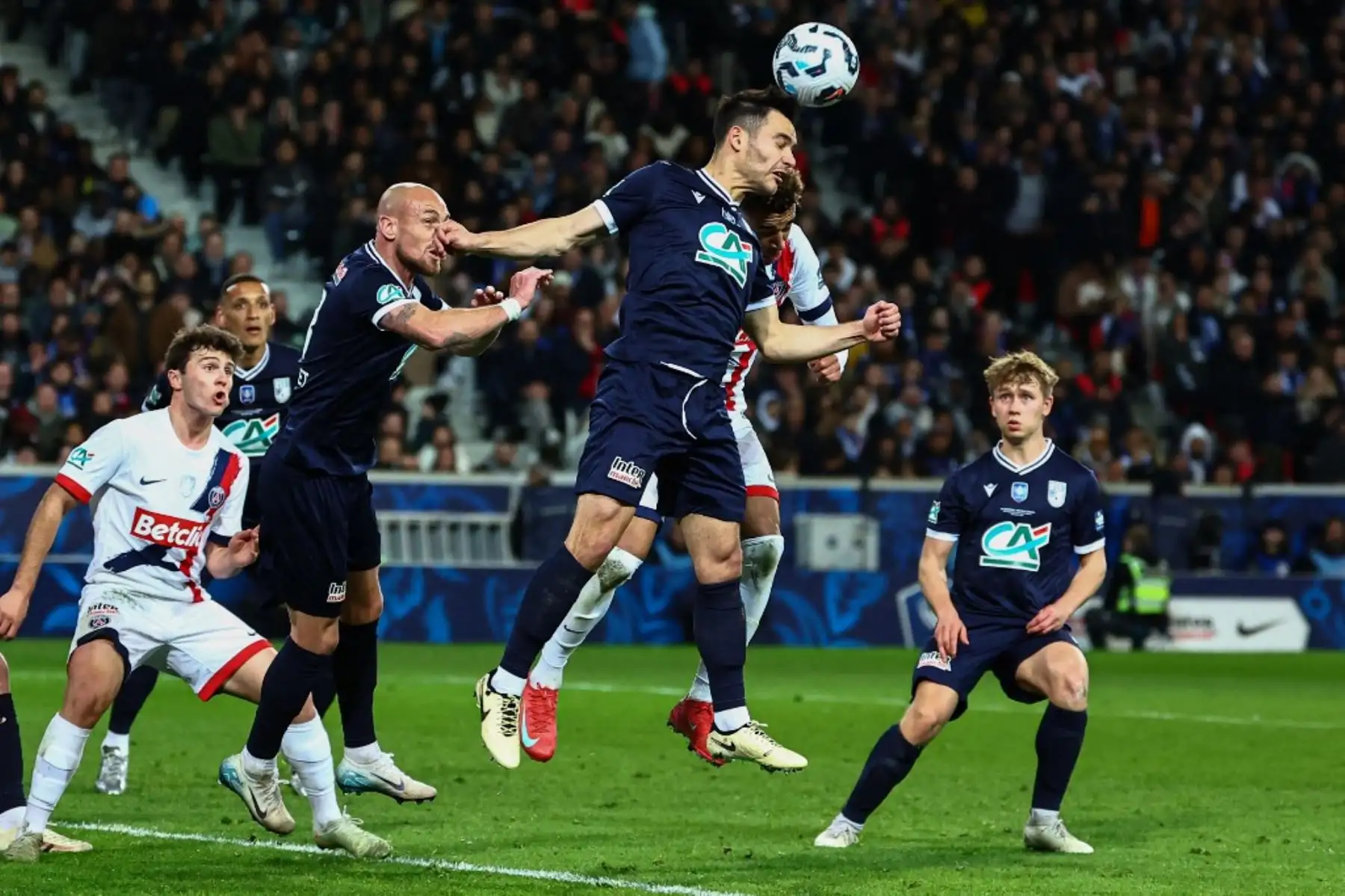 El defensor francés de Dunkrik, Alec Georgen, salta para cabecear el balón durante el partido de semifinales de la Copa de Francia entre el USL Dunkirk y el Paris Saint-Germain (PSG) en el estadio Pierre-Mauroy en Villeneuve-d