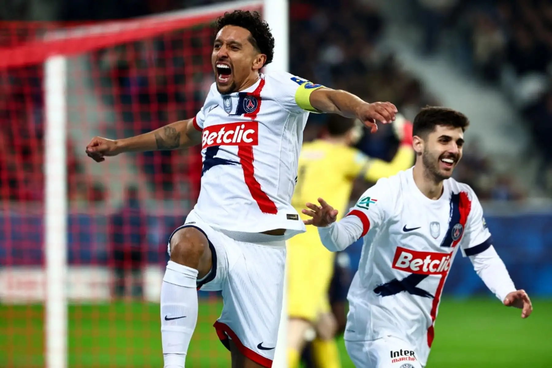 El defensor brasileño Marquinhos del Paris Saint-Germain celebra después de marcar el segundo gol de su equipo durante el partido de semifinales de la Copa de Francia entre el USL Dunkirk y el Paris Saint-Germain (PSG) en el estadio Pierre-Mauroy en Villeneuve-d