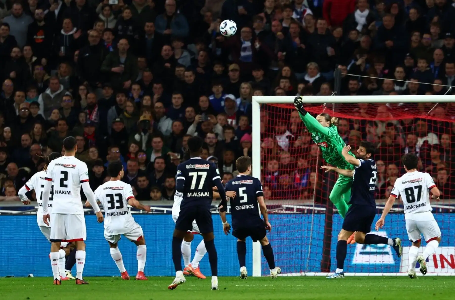 El portero ruso del Paris Saint-Germain, Matvey Safonov, salta para detener el balón durante el partido de semifinales de la Copa de Francia entre USL Dunkirk y Paris Saint-Germain (PSG) en el estadio Pierre-Mauroy en Villeneuve-d