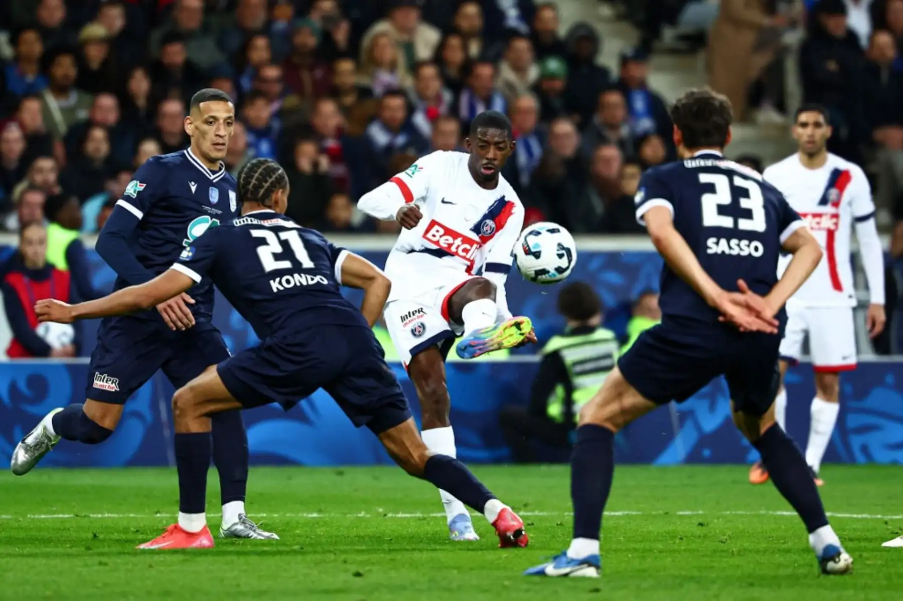 El delantero francés del Paris Saint-Germain, Ousmane Dembele, patea el balón durante el partido de semifinales de la Copa de Francia entre el USL Dunkirk y el Paris Saint-Germain (PSG) en el estadio Pierre-Mauroy en Villeneuve-d