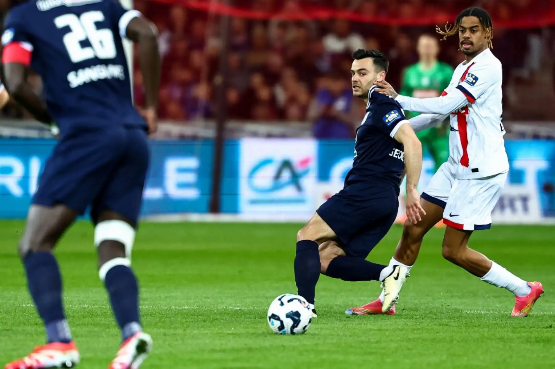 El defensor francés de Dunkrik, Alec Georgen, y el delantero francés del Paris Saint-Germain, Bradley Barcola, luchan por el balón durante el partido de semifinales de la Copa de Francia entre el USL Dunkirk y el Paris Saint-Germain (PSG) en el estadio Pierre-Mauroy en Villeneuve-d