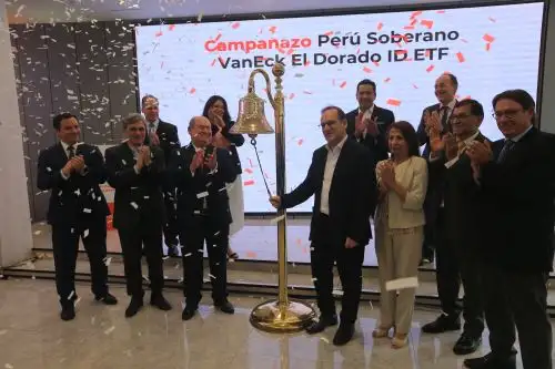 Ministro de Economía y Finanzas, José Antonio Salardi, participa del campanazo por el lanzamiento del primer Fondo Bursátil (ETF) de bonos soberanos del Perú, en la nueva sede de la Bolsa de Valores de Lima (BVL) que ahora se denomina nuam. ANDINA/Héctor Vinces