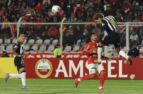 Cienciano y Atlético Mineiro de Brasil repartieron puntos en el choque jugado en Cusco. Foto: AFP