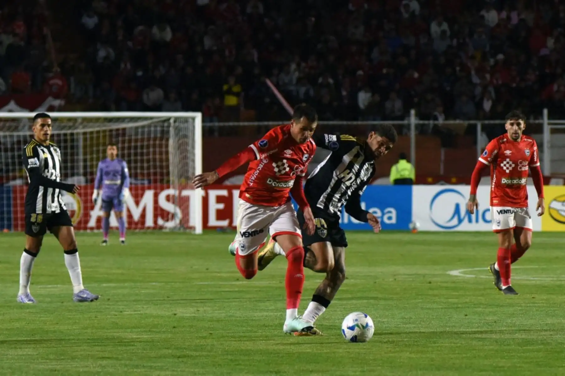 El delantero argentino de Cienciano, Juan Bautista Romagnoli, y el defensor de Atlético Mineiro, Rubens, luchan por el balón durante el partido de fútbol de la fase de grupos de la Copa Sudamericana entre Cienciano y Atlético Mineiro de Brasil en el estadio Inca Garcilaso de la Vega en Cusco, el 1 de abril de 2025. Foto: AFP