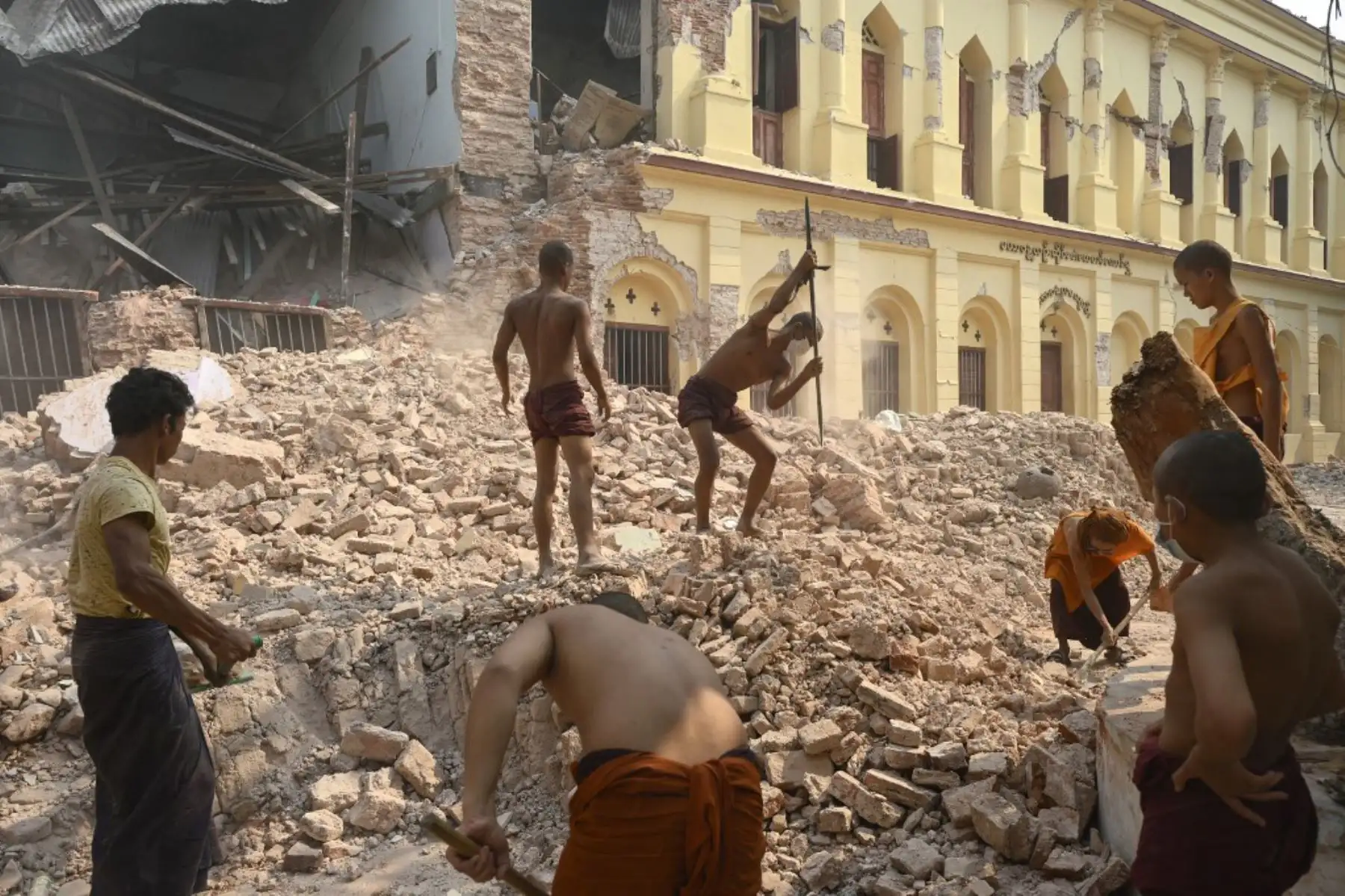 Monjes budistas retiran escombros del monasterio Thahtay Kyaung en Mandalay, dañado por el terremoto. Foto: AFP