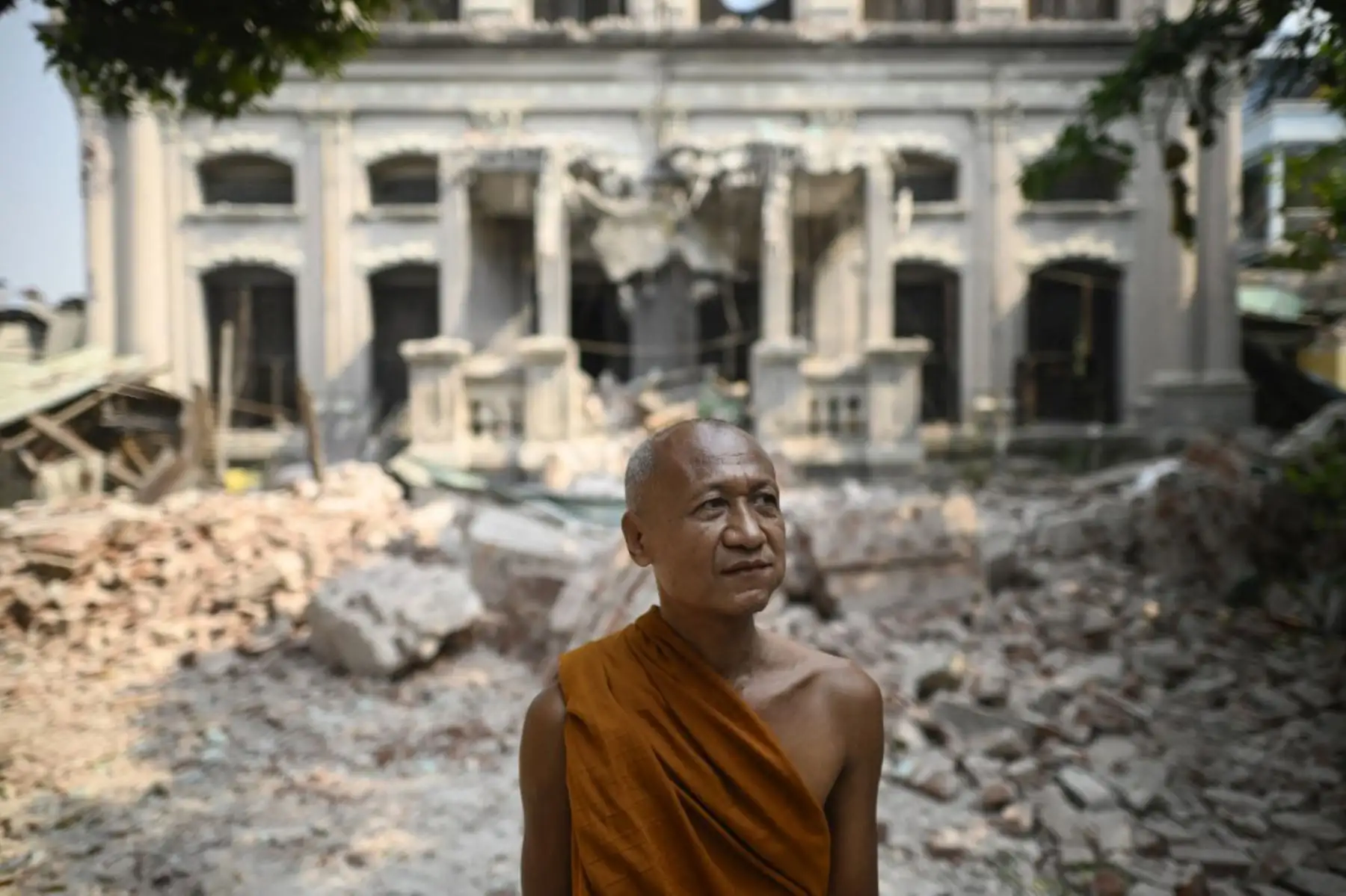 Monjes budistas retiran escombros del monasterio Thahtay Kyaung en Mandalay, dañado por el terremoto. Foto: AFP