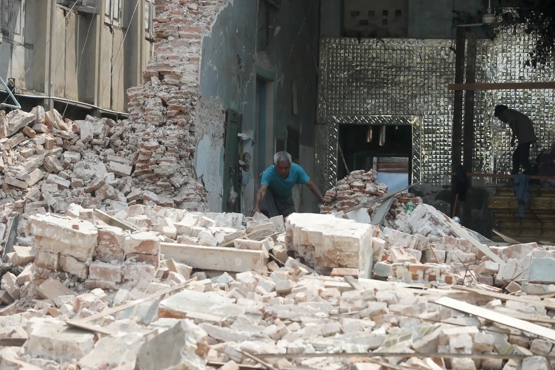 Un hombre trabaja dentro de una pagoda colapsada en el municipio de Amarapura, Mandalay, Myanmar, 2 de abril de 2025. Más de 2.700 personas han muerto y miles han resultado heridas después de que un terremoto de magnitud 7,7 golpeara el país el 28 de marzo, según el gobierno de Myanmar. Foto: EFE