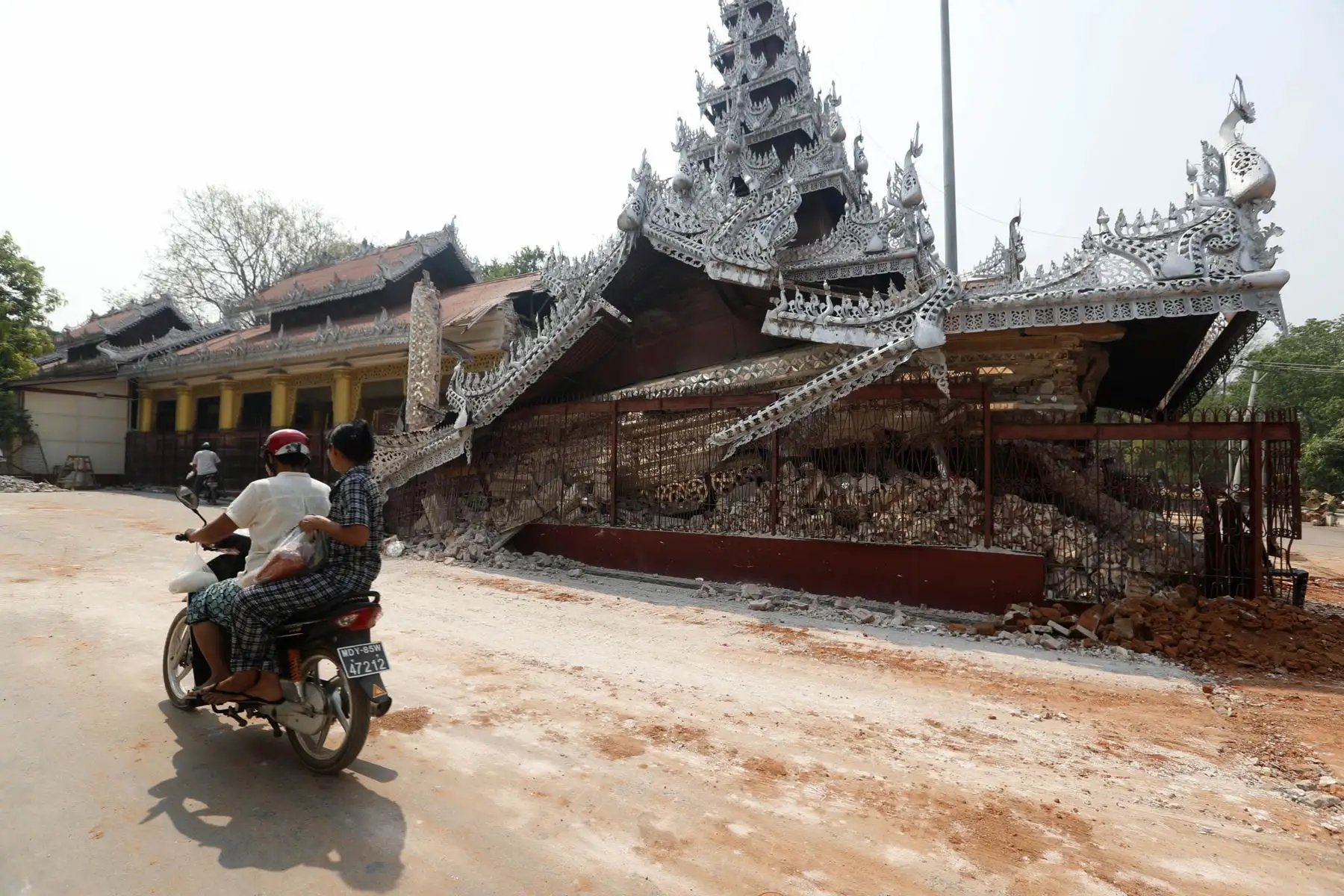 Una motocicleta pasa por la terraza occidental colapsada de la pagoda Maha Myat Muni, en Mandalay, Myanmar, el 2 de abril de 2025. Más de 2.700 personas han muerto y miles han resultado heridas después de que un terremoto de magnitud 7,7 golpeara el país el 28 de marzo, según el gobierno de Myanmar. Foto: EFE