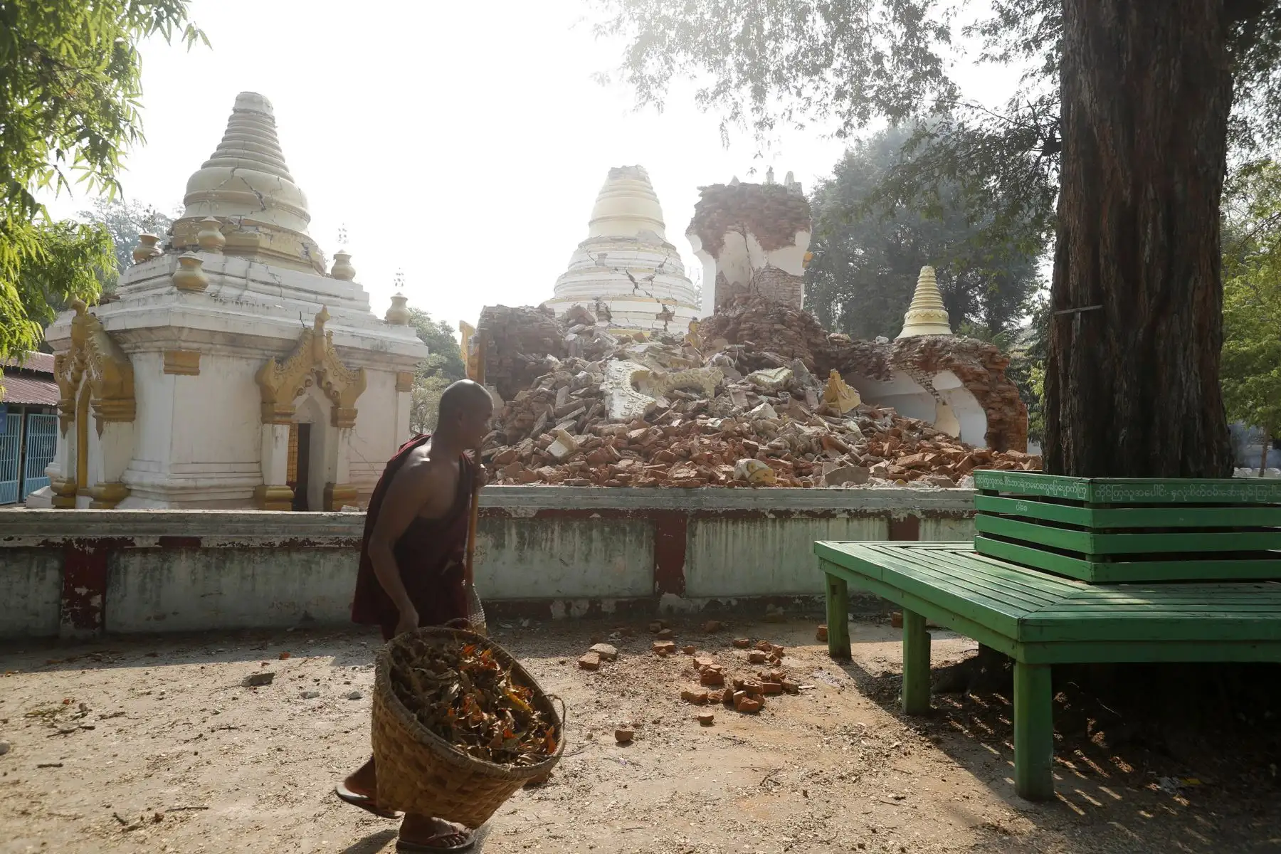 Un monje budista pasa junto a una pagoda colapsada en el municipio de Amarapura, Mandalay, Myanmar, el 2 de abril de 2025. Más de 2.700 personas han muerto y miles han resultado heridas después de que un terremoto de magnitud 7,7 golpeara el país el 28 de marzo, según el gobierno de Myanmar. Foto: EFE