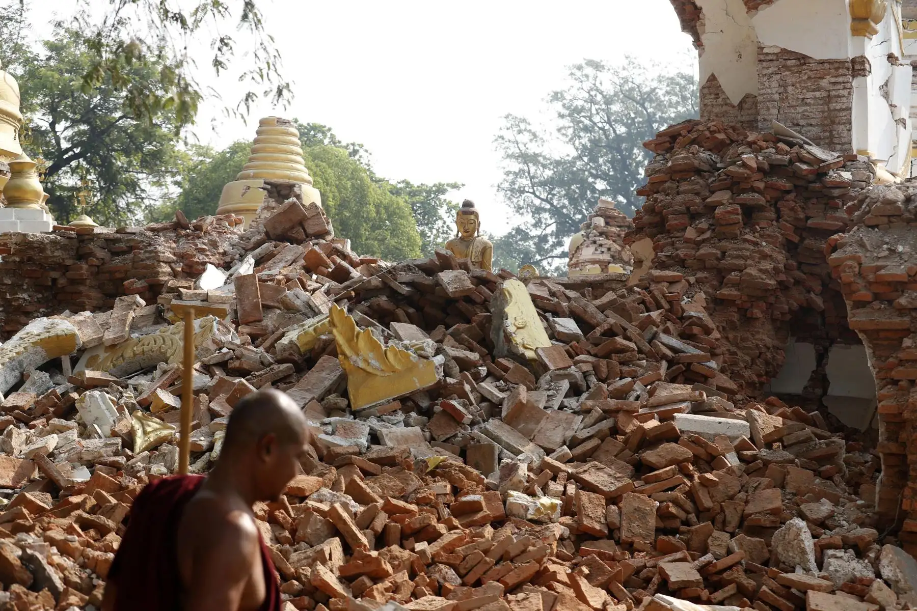 Un monje budista pasa junto a una pagoda colapsada en el municipio de Amarapura, Mandalay, Myanmar, el 2 de abril de 2025. Más de 2.700 personas han muerto y miles han resultado heridas después de que un terremoto de magnitud 7,7 golpeara el país el 28 de marzo, según el gobierno de Myanmar. Foto: EFE