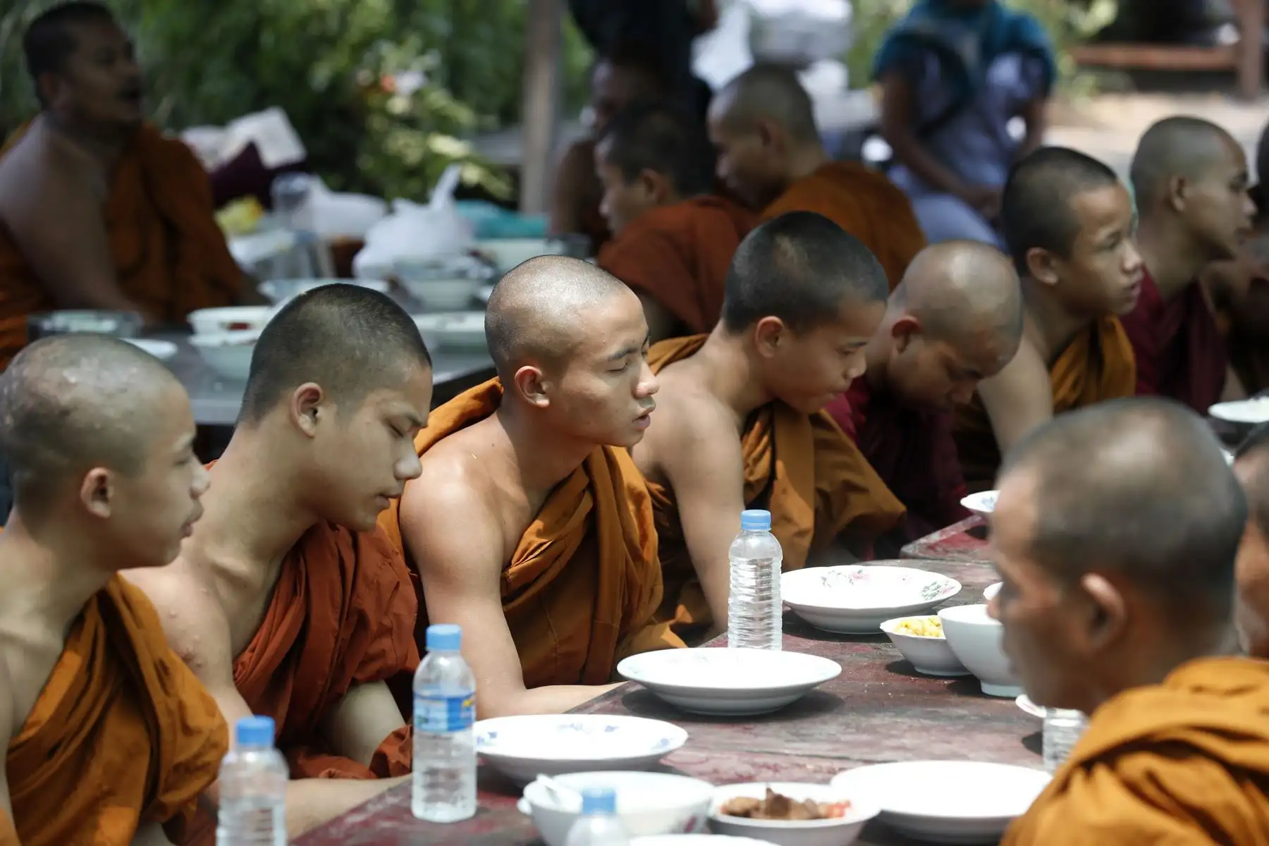 Monjes budistas novatos cantan antes de almorzar en un refugio temporal improvisado en Mandalay, Myanmar, el 2 de abril de 2025. Más de 2.700 personas han muerto y miles han resultado heridas después de que un terremoto de magnitud 7,7 golpeara el país el 28 de marzo, según el gobierno de Myanmar. Foto: EFE