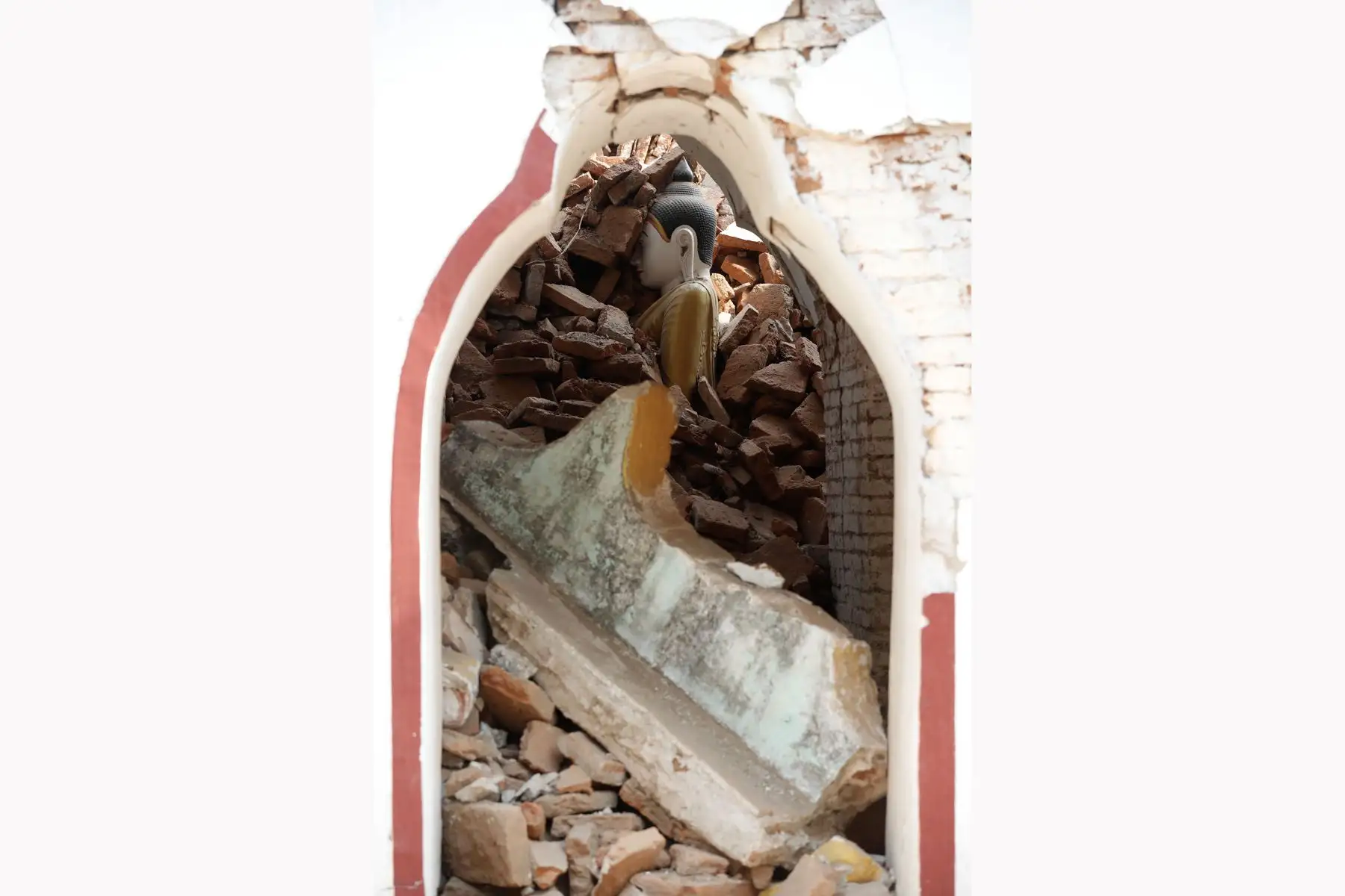 Una estatua de Buda está atrapada entre los escombros de una pagoda colapsada en el municipio de Amarapura, Mandalay, Myanmar, el 2 de abril de 2025. Más de 2.700 personas han muerto y miles han resultado heridas después de que un terremoto de magnitud 7,7 golpeara el país el 28 de marzo, según el gobierno de Myanmar. Foto: EFE