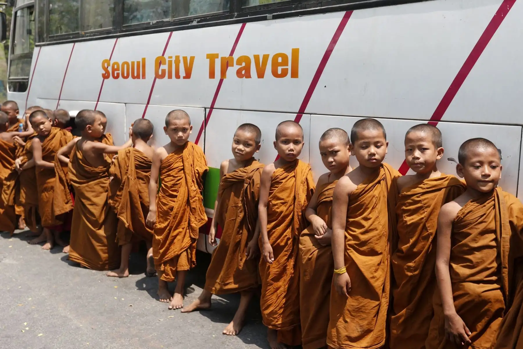 Jóvenes monjes novicios budistas hacen cola para almorzar en un refugio temporal improvisado en Mandalay, Myanmar, el 2 de abril de 2025. Más de 2.700 personas murieron y miles resultaron heridas después de que un terremoto de magnitud 7,7 azotara el país el 28 de marzo, según el gobierno de Myanmar. Foto: EFE