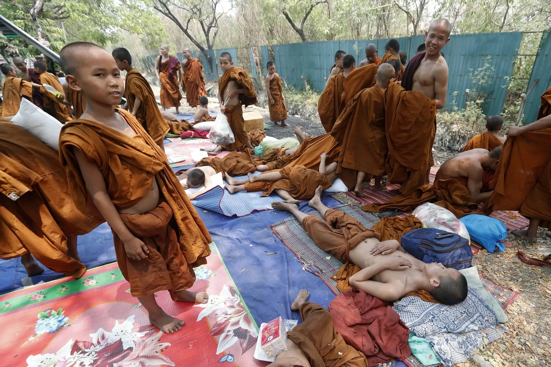 Jóvenes monjes novicios budistas se relajan en un refugio temporal improvisado en Mandalay, Myanmar (Birmania), el 2 de abril de 2025. Más de 2700 personas murieron y miles resultaron heridas tras un terremoto de magnitud 7,7 que azotó el país el 28 de marzo, según el gobierno de Myanmar. Foto: EFE