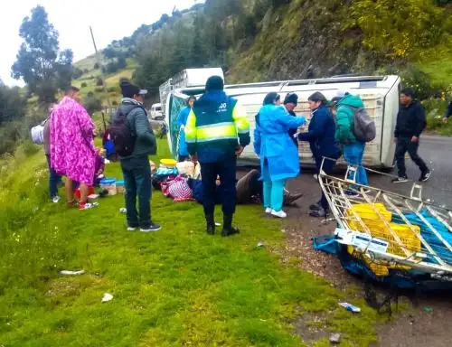 Los seis heridos que dejó el vuelco de una camioneta combi en la vía Los Libertadores fueron trasladados al Hospital Regional de Ayacucho. ANDINA/Difusión