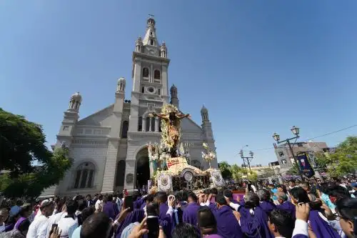La procesión de la imagen del Señor de Luren es una de las manifestaciones religiosas más importantes durante la celebración de la Semana Santa en Ica. Foto: Genry Bautista