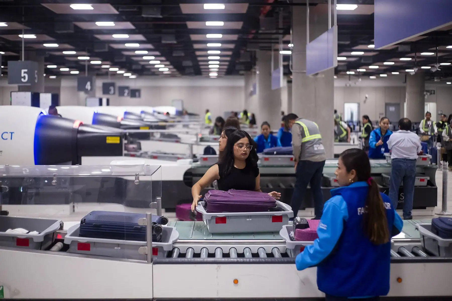 The new Jorge Chavez International Airport has a modern scanner to screen baggages.  Photo: LAP.